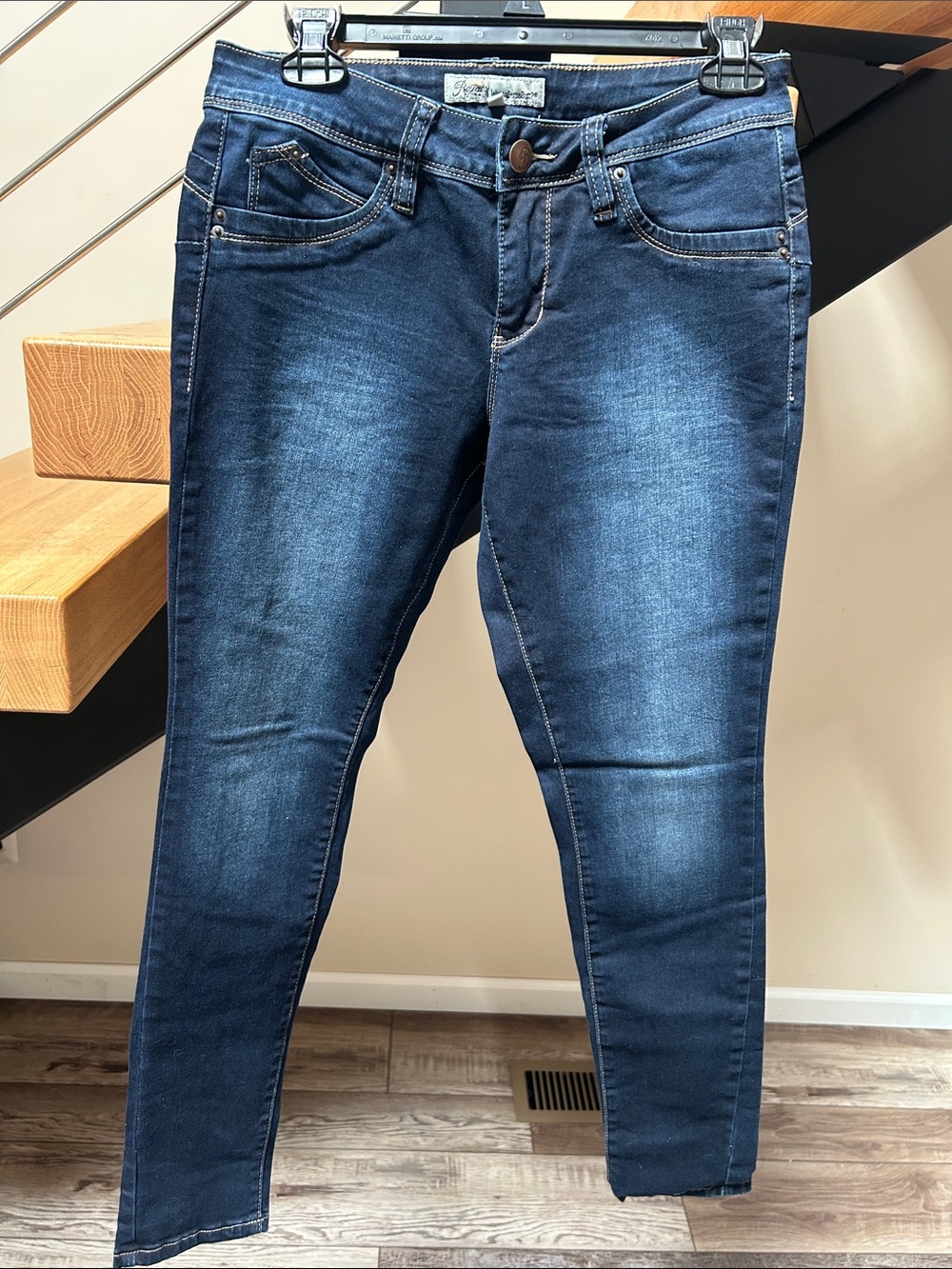 Women’s Skinny Stretch Jeans in Dark Blue Wash
